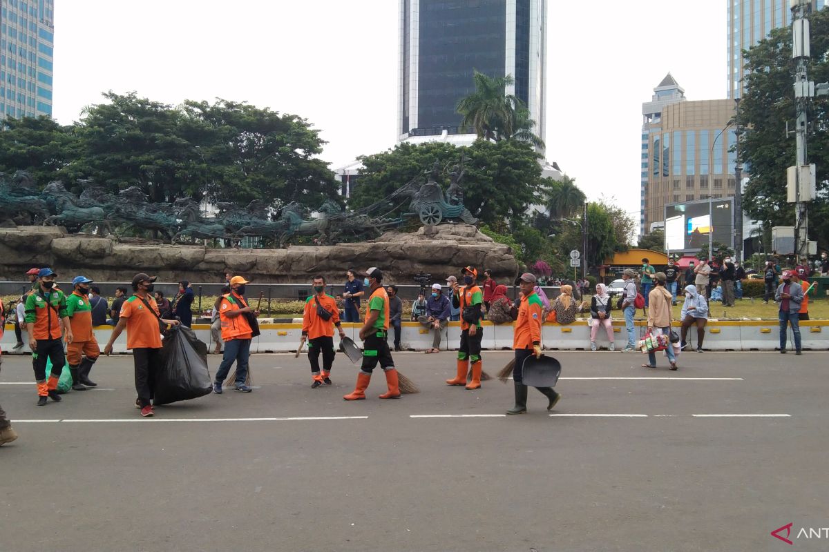 Mahasiswa membubarkan diri setelah demonstrasi di Monas