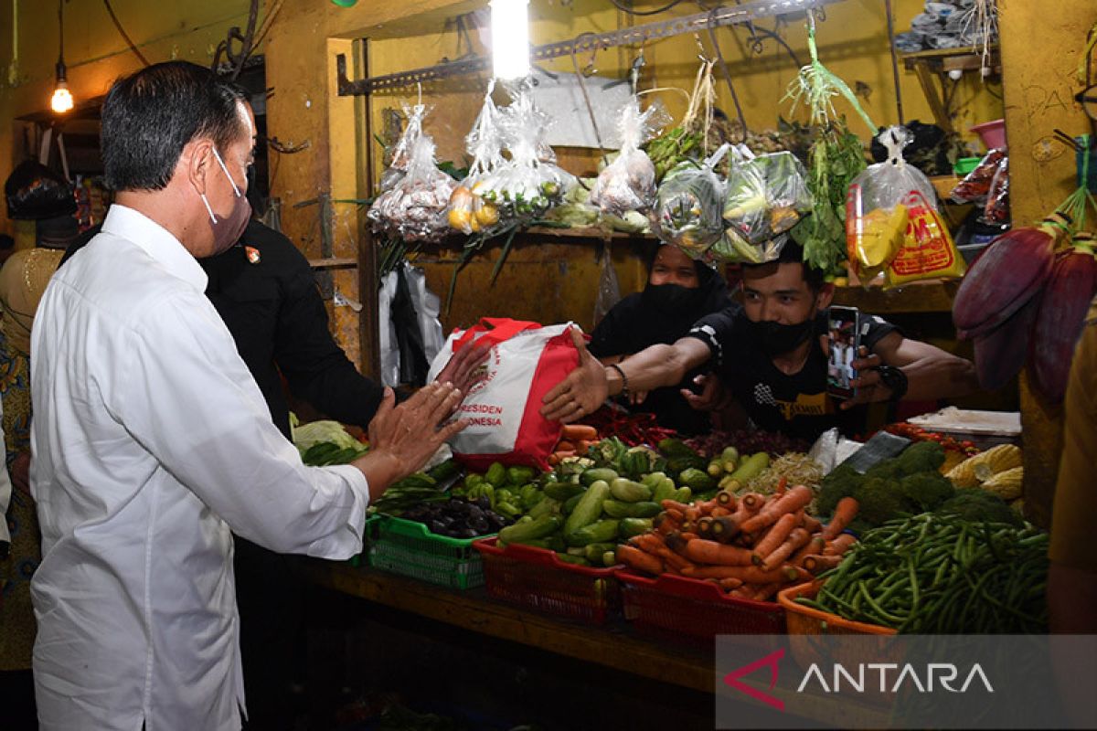 Presiden Jokowi bagikan bansos di sejumlah pasar di Bogor