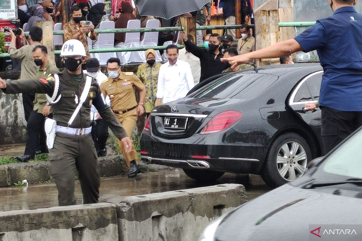 Presiden Jokowi bagikan bantuan langsung tunai di 2 pasar kawasan Puncak Bogor