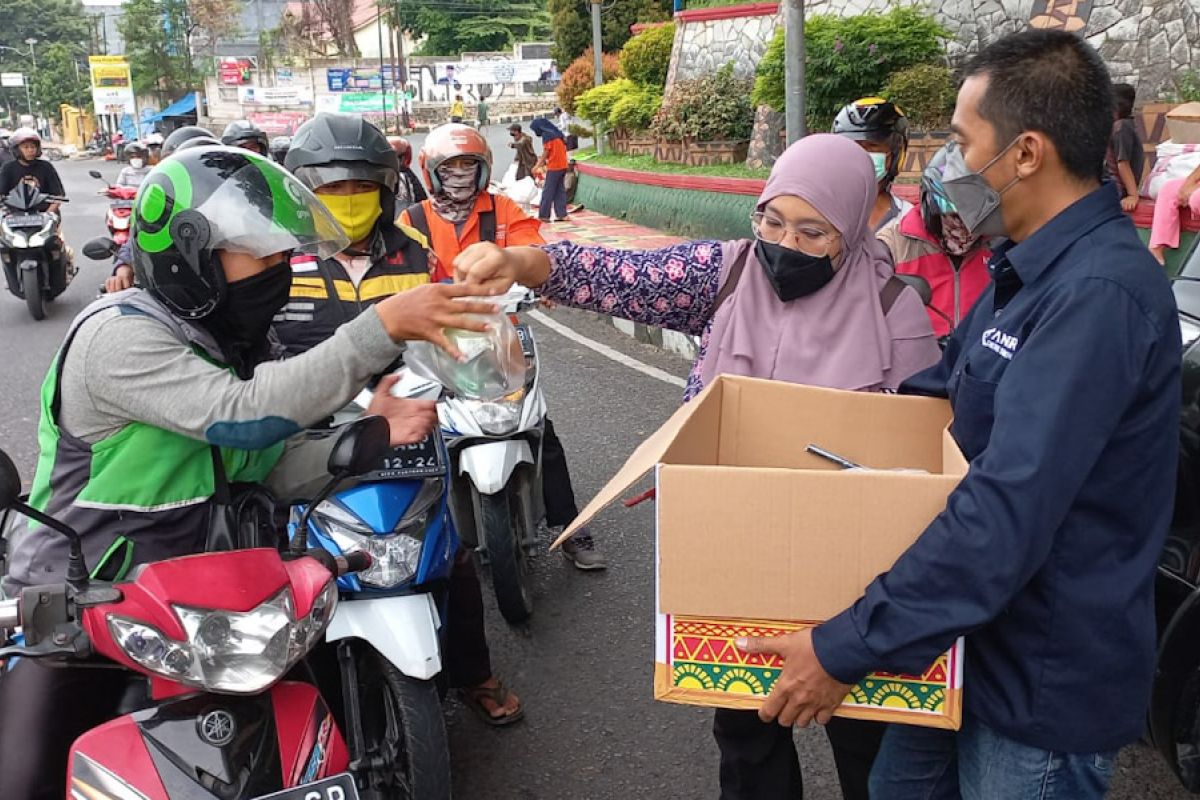Sikandi Antara Lampung bagikan takjil di Hari Kartini
