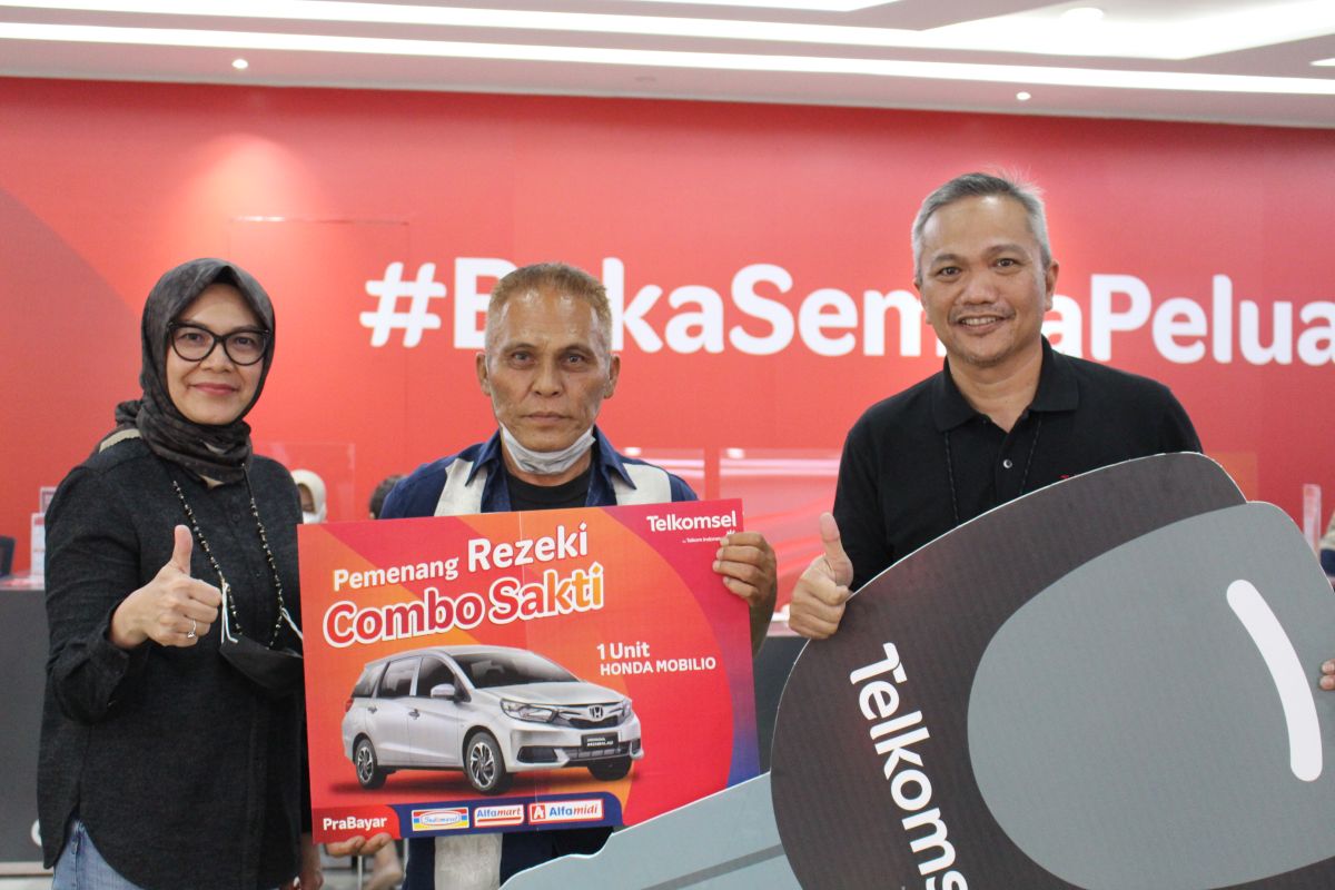 Pelanggan Setia Telkomsel asal Depok Berhasil Membawa Pulang 1 Unit mobil Honda Mobilio