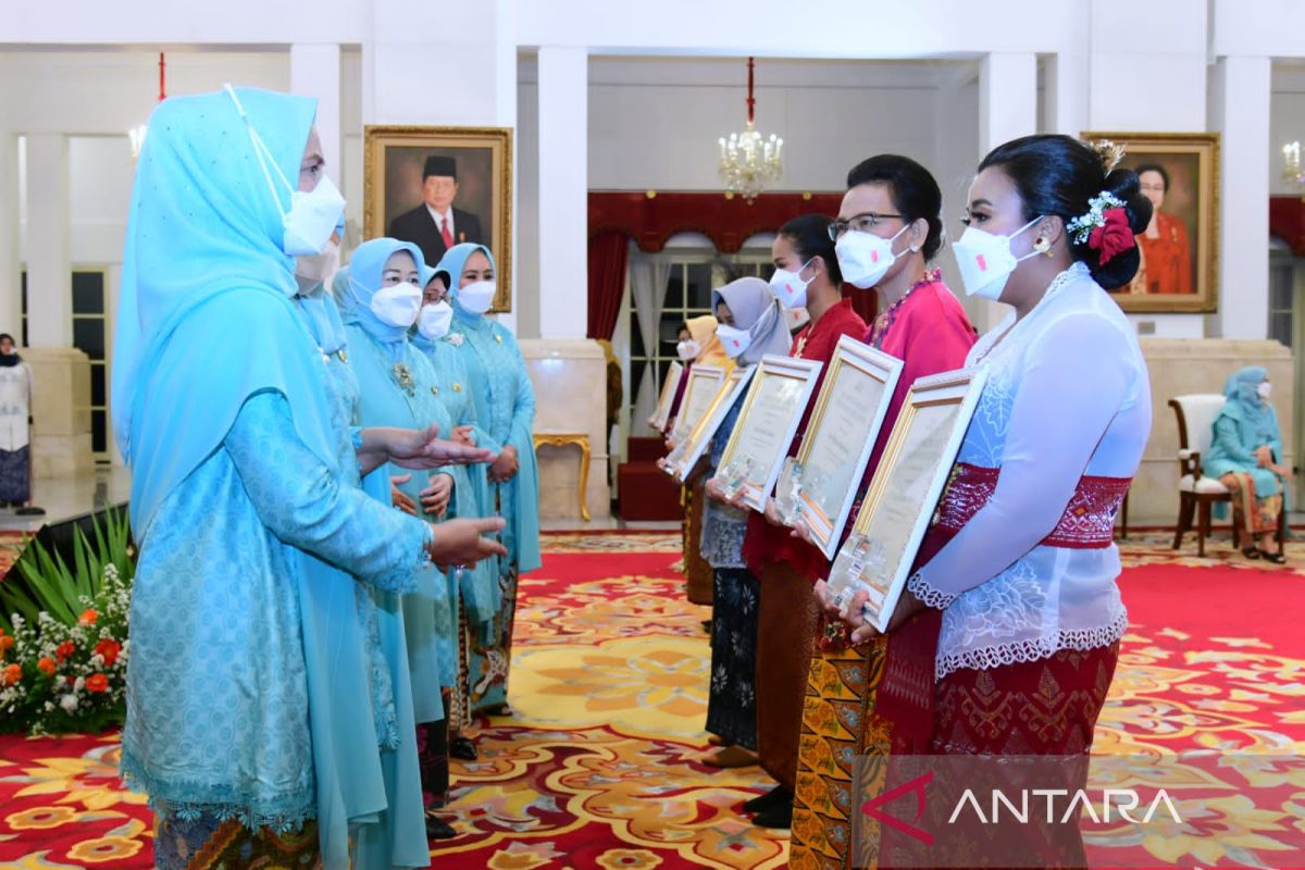 First lady Iriana presents awards to 514 Indonesian women