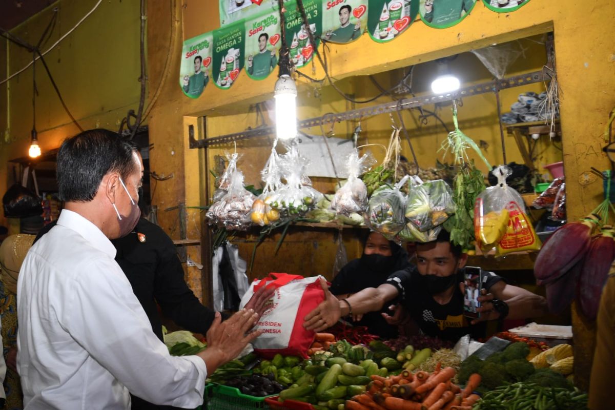 Presiden Jokowi bagikan bansos di sejumlah pasar di Bogor
