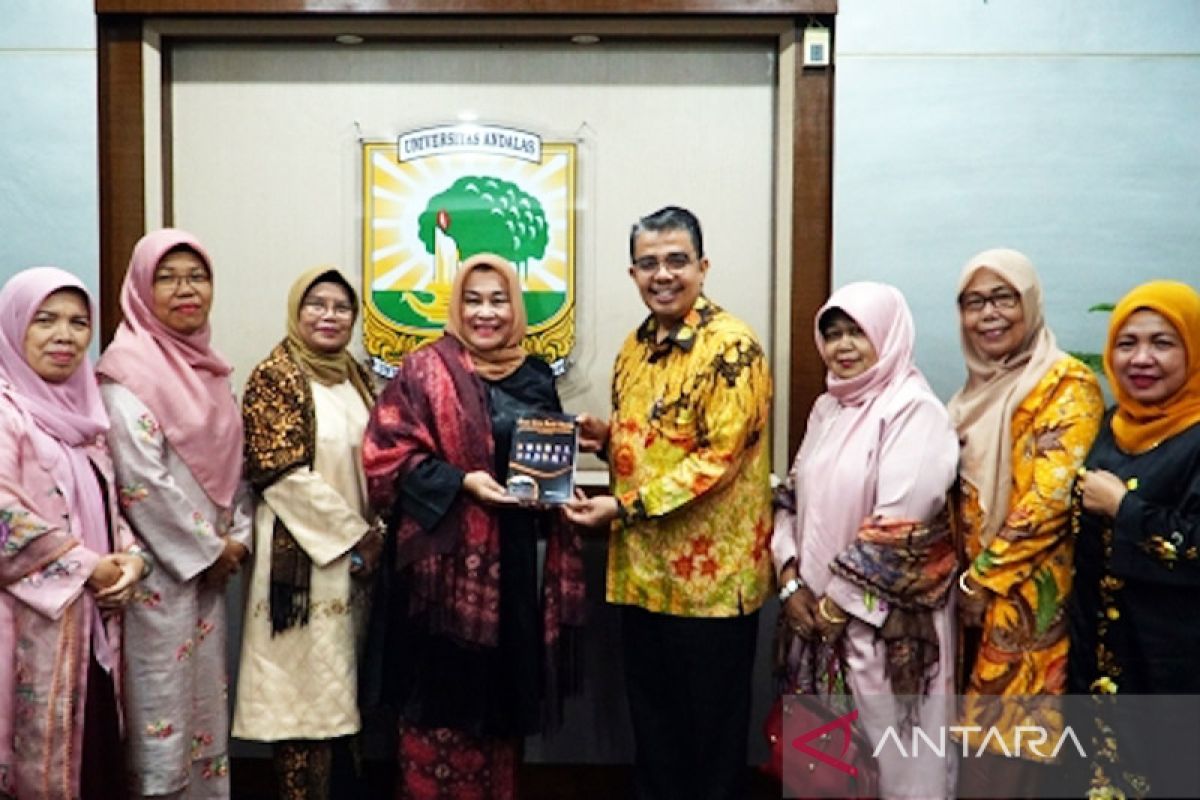 Hari Kartini, 12 guru besar perempuan Unand terbitkan buku