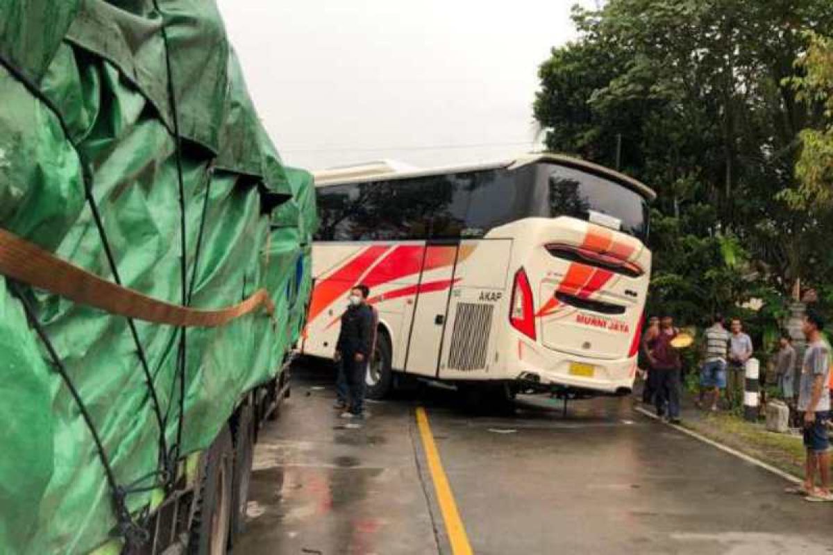 Dua bus saling adu, satu sopirnya meninggal