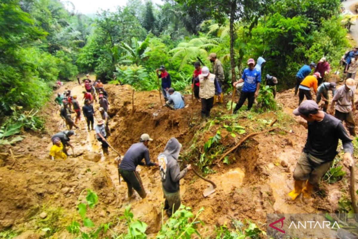 Jalan utama penghubung Bandung-Cianjur sudah dapat dilalui bergantian