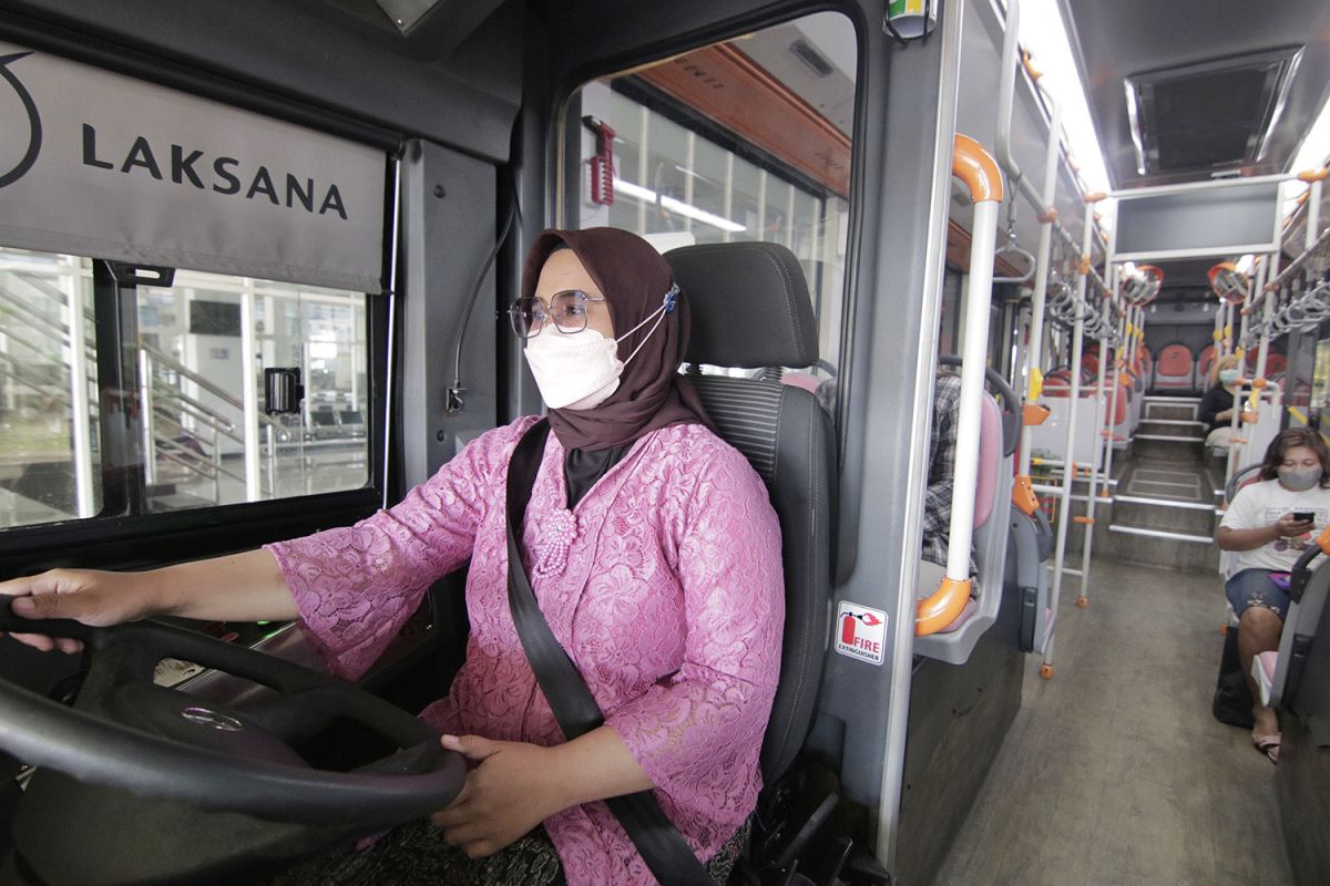 Perempuan pengemudi "Suroboyo Bus" kenakan busana kebaya di Hari Kartini
