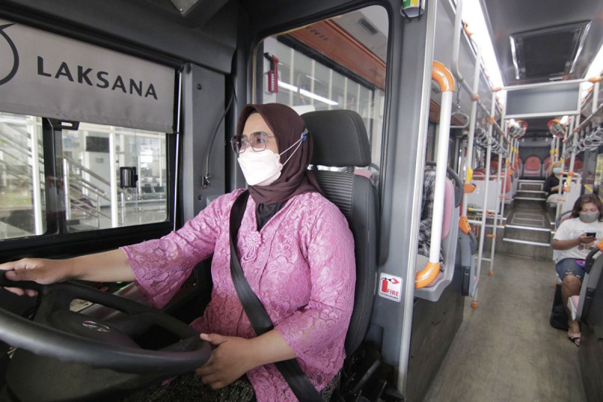 Sopir perempuan Suroboyo Bus kenakan kebaya peringati Hari Kartini