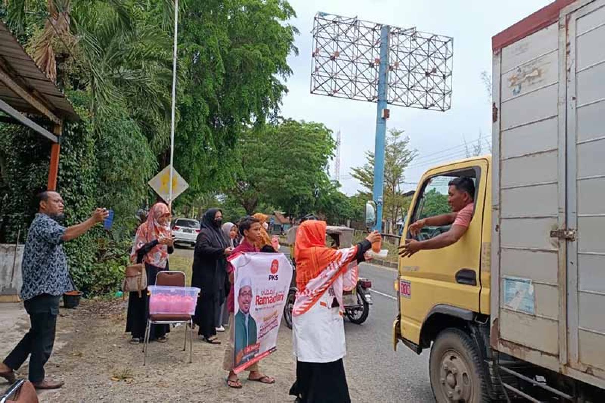 PKS Aceh Besar bagi-bagi takjil