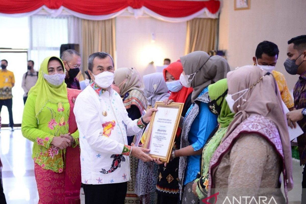 Peringatan Hari Kartini 2022, Gubri serahkan penghargaan untuk 12 wanita hebat di Riau