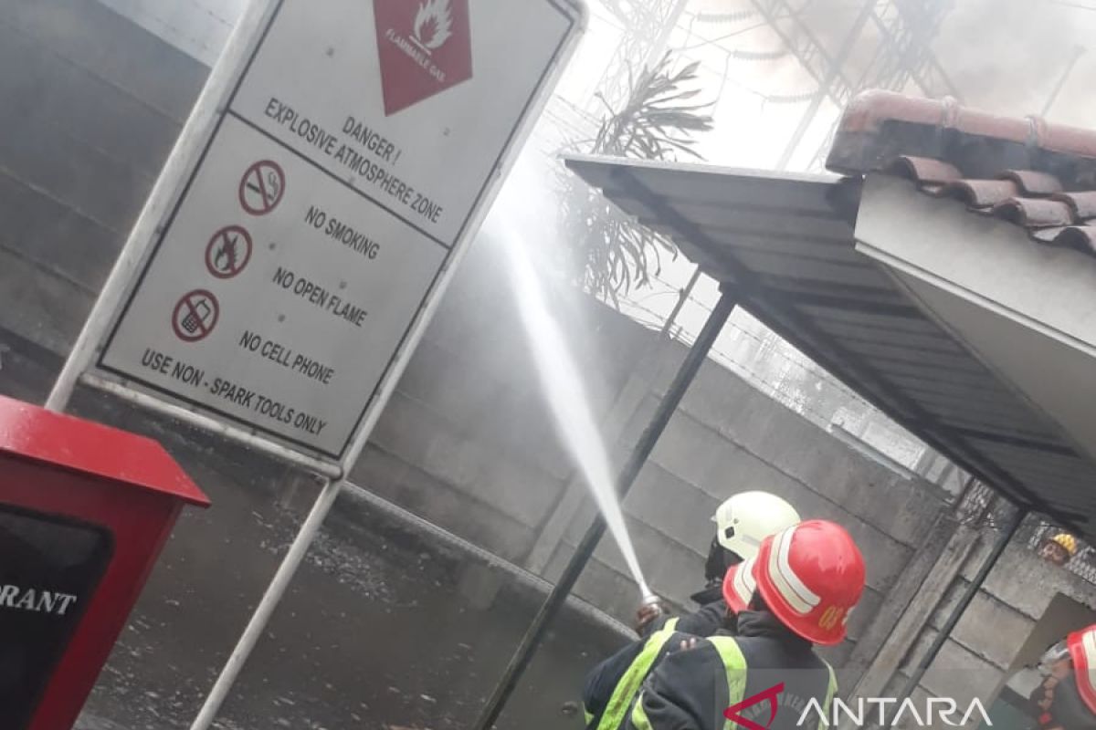 Damkar Bekasi berhasil padamkan kebakaran trafo listrik dibantu hujan