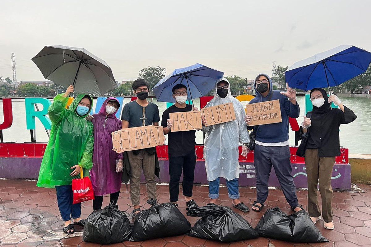 Hari Bumi, BEM UI selenggarakan bersih-bersih Situ Rawa Besar