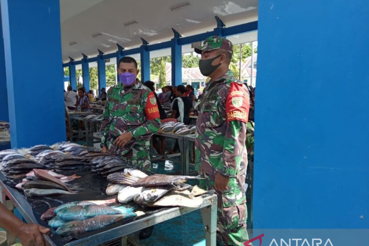 Babinsa Posramil Biak Timur lakukan kunjungan ke pasar tradisional