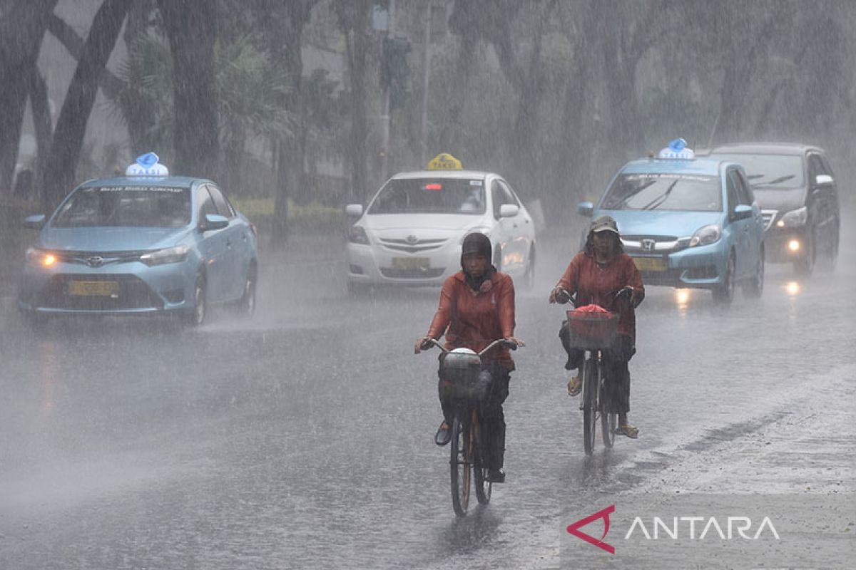 Sejumlah wilayah DKI diperkirakan diguyur hujan pada Senin siang