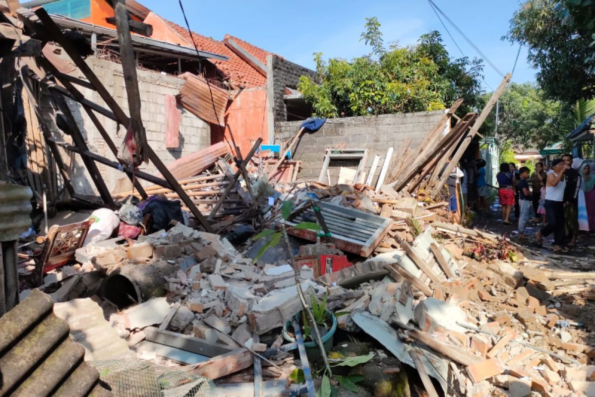 Rumah hancur diduga akibat ledakan bahan petasan