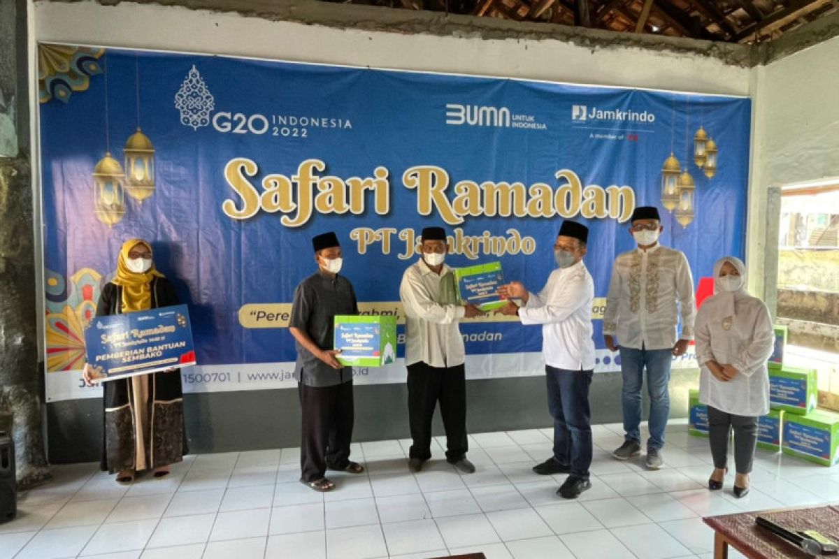Jamkrindo bagikan paket sembako di Cirebon dalam Safari Ramadhan
