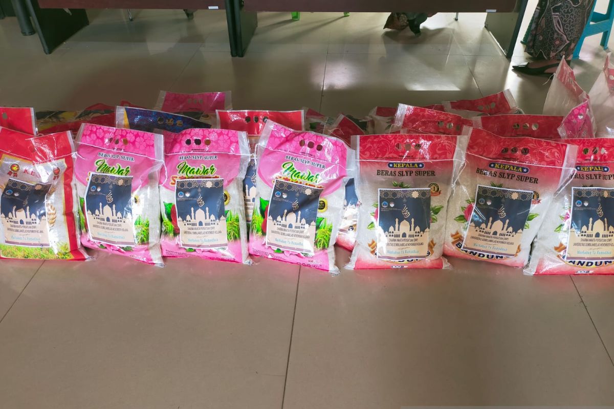 Momentum Hari Kartini, DWP USN berbagi 500 karung beras