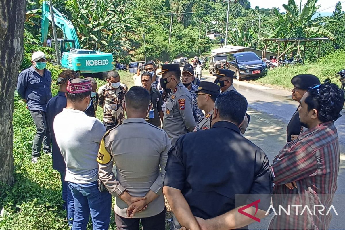 Polisi bubarkan warga yang blokir jalan ke hutan Bowosie
