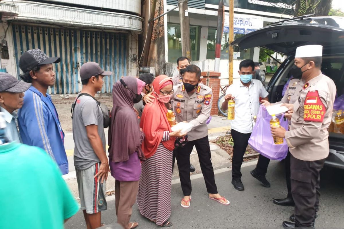 Kapolresta Banjarmasin gandeng mahasiswa berbagi minyak goreng dan takjil