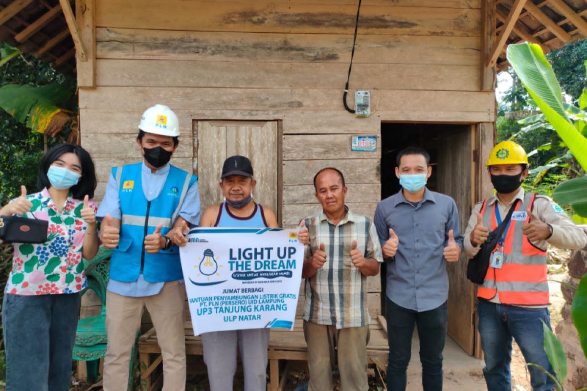 PLN Tanjungkarang aliri listrik gratis warga miskin melalui "Light Up The Dream"