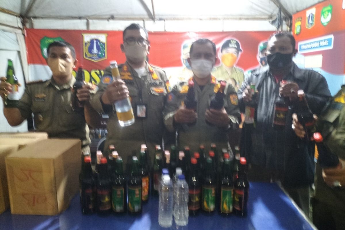 Kriminal kemarin, budi daya ganja apartemen hingga miras pedagang jamu