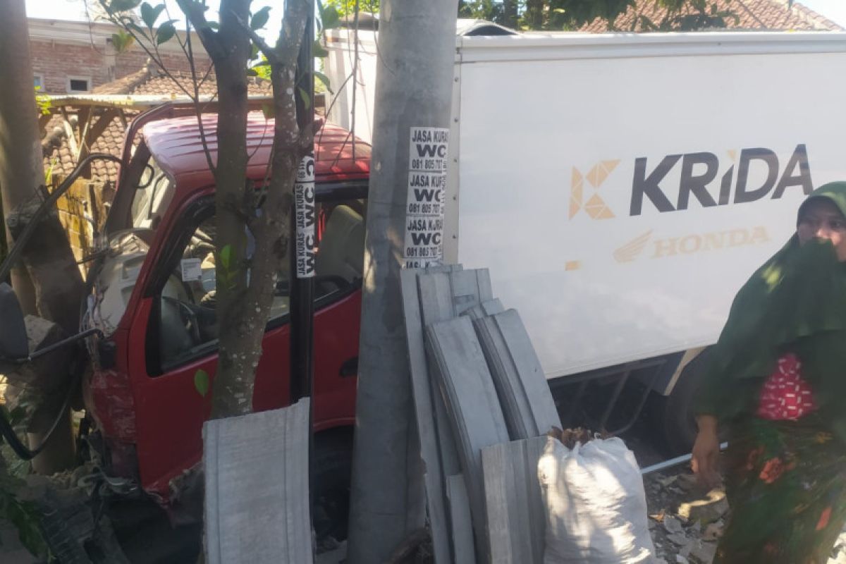 Sopir kurang konsentrasi, mobil boks "cium" tembok pagar di Sengkerang