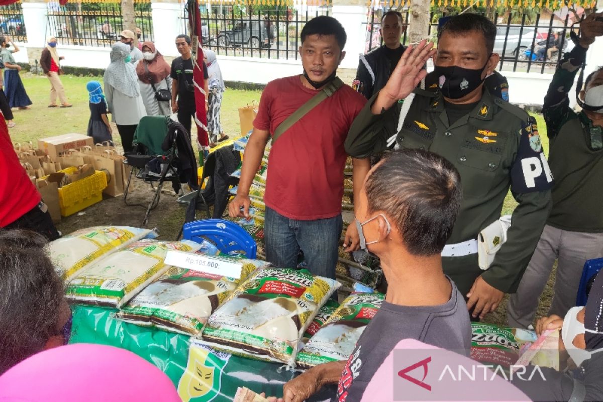 Warga Palangka Raya antusias berbelanja di bazar sembako Korem 102/Pjg