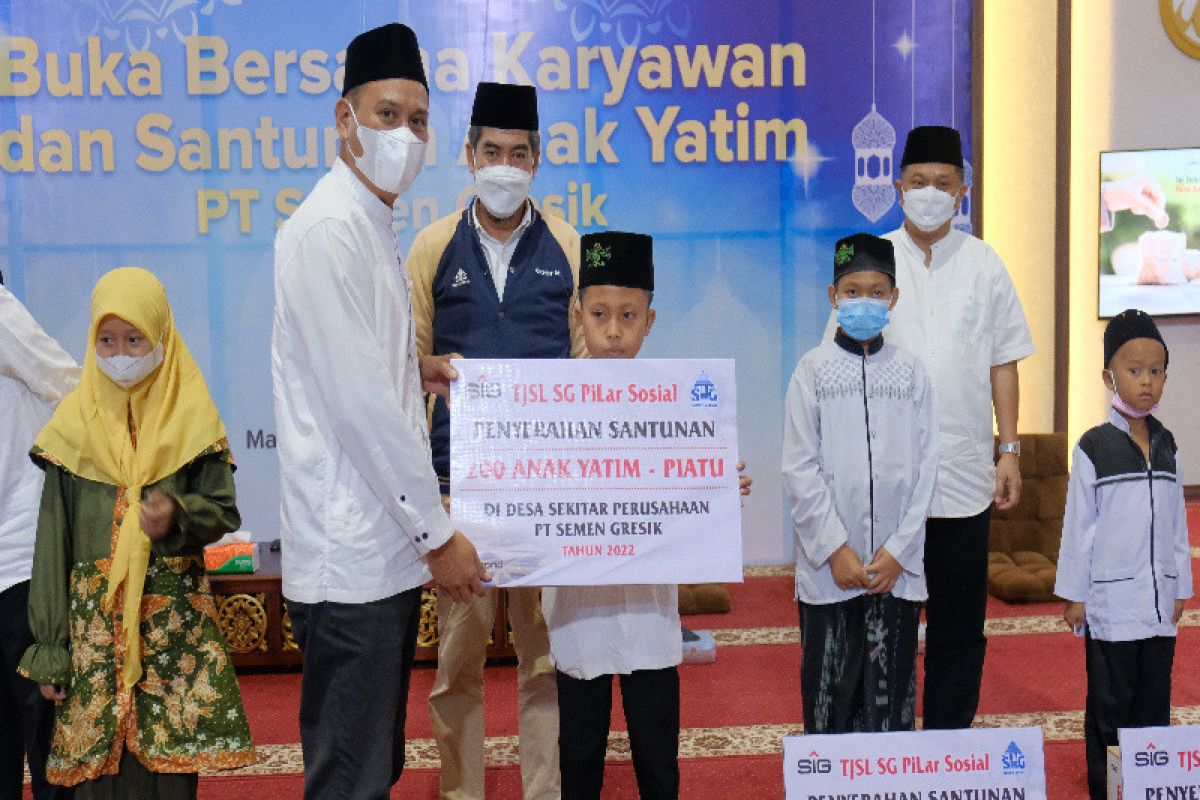 Semen Gresik beri santunan 200 anak yatim Rembang