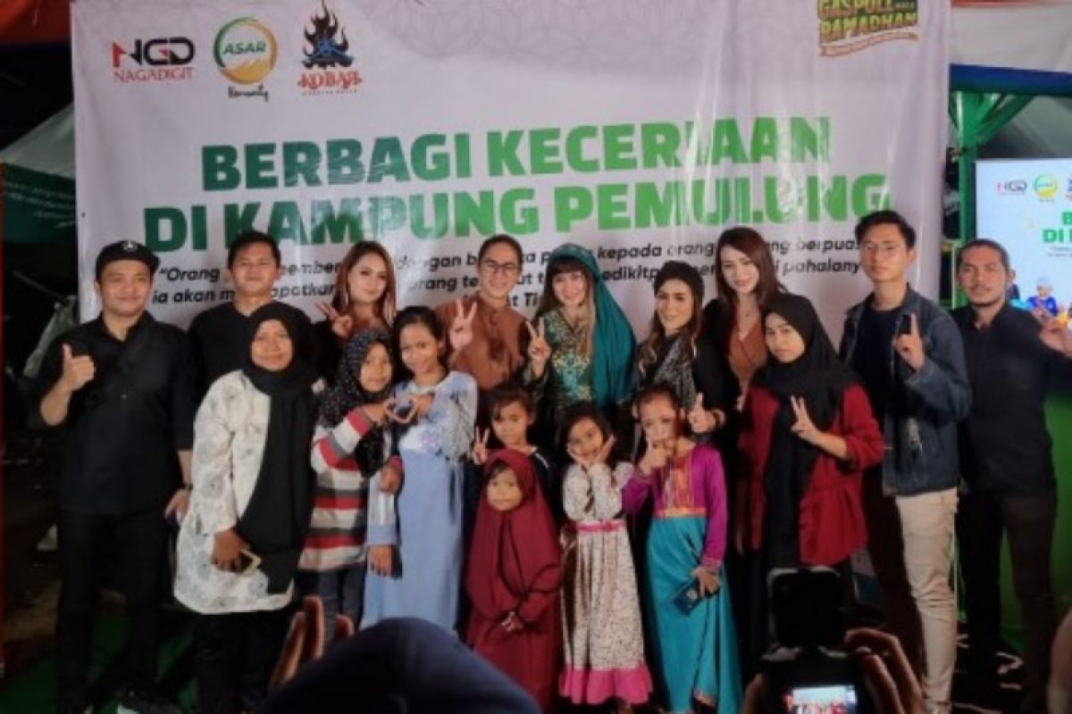 Para artis Nagaswara beri bantuan dan hibur warga Kampung Pemulung