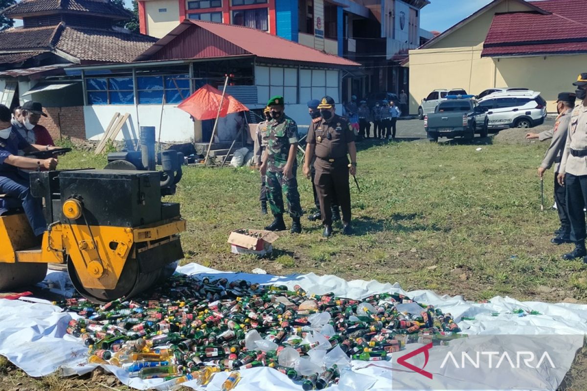 Polres Rejang Lebong musnahkan ratusan botol miras dan ribuan petasan