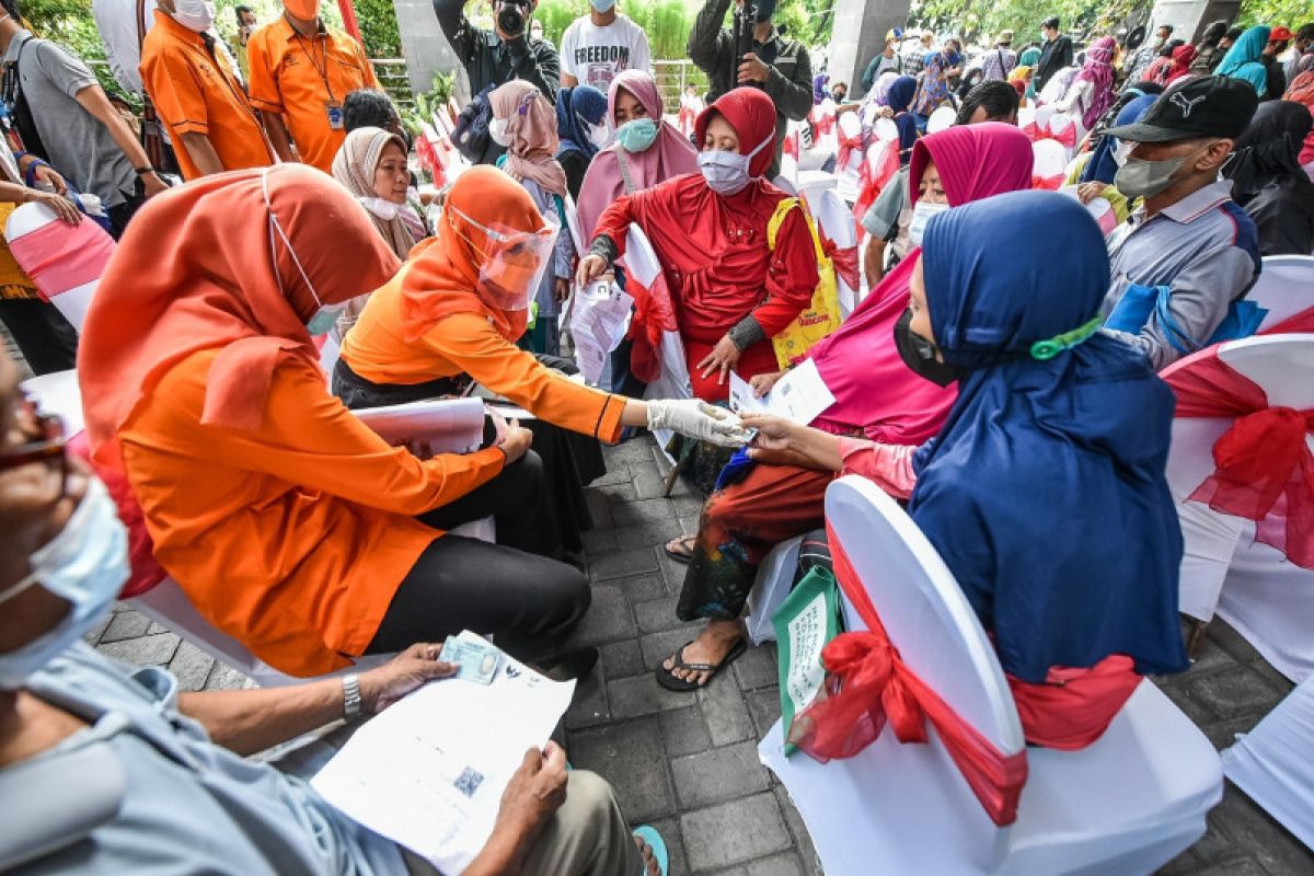 BLT minyak goreng sudah disalurkan ke 98 persen sasaran di Surabaya