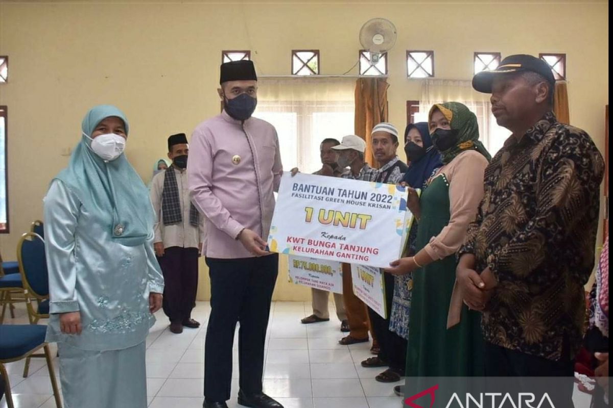 Wako Fadly Amran serahkan bantuan kepada 11 Keltan Padang Panjang