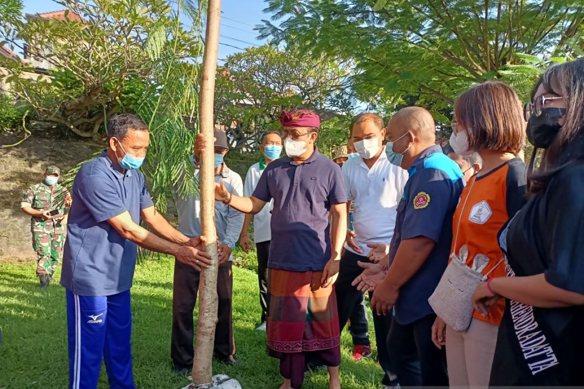 Pemkot Denpasar jaga kelestarian alam dengan tanam pohon