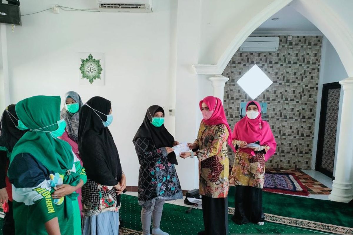 Dharma Wanita RSUD Depati Bahrin salurkan puluhan paket sembako