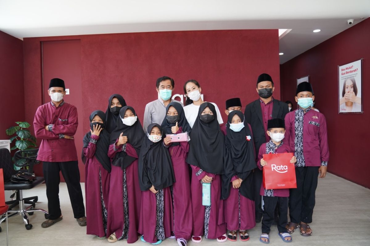 Rata Indonesia berbagi kebahagiaan dengan anak yatim dengan pemeriksaan gigi gratis