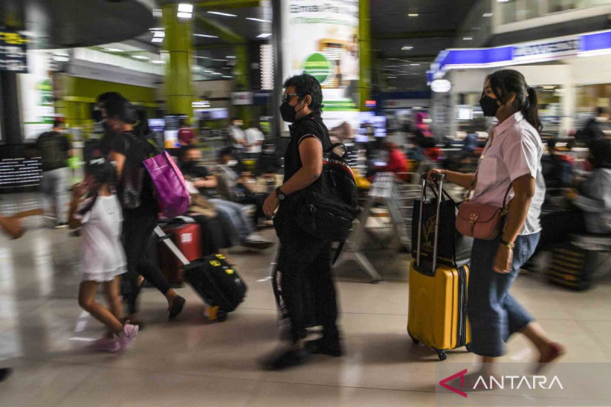 Sebanyak 16.100 pemudik berangkat dari Stasiun Gambir pada Jumat