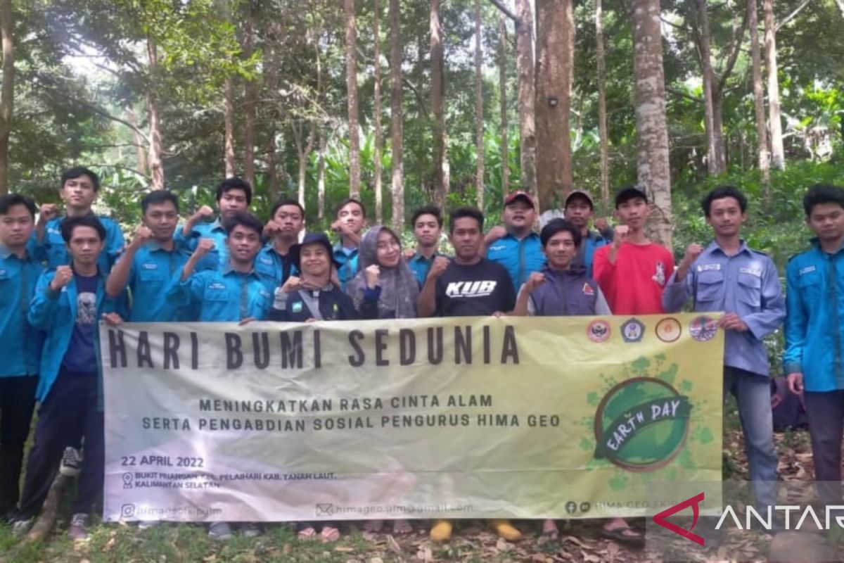 Peringati Hari Bumi di  KTH Bumi Priangan dengan tanam pohon.