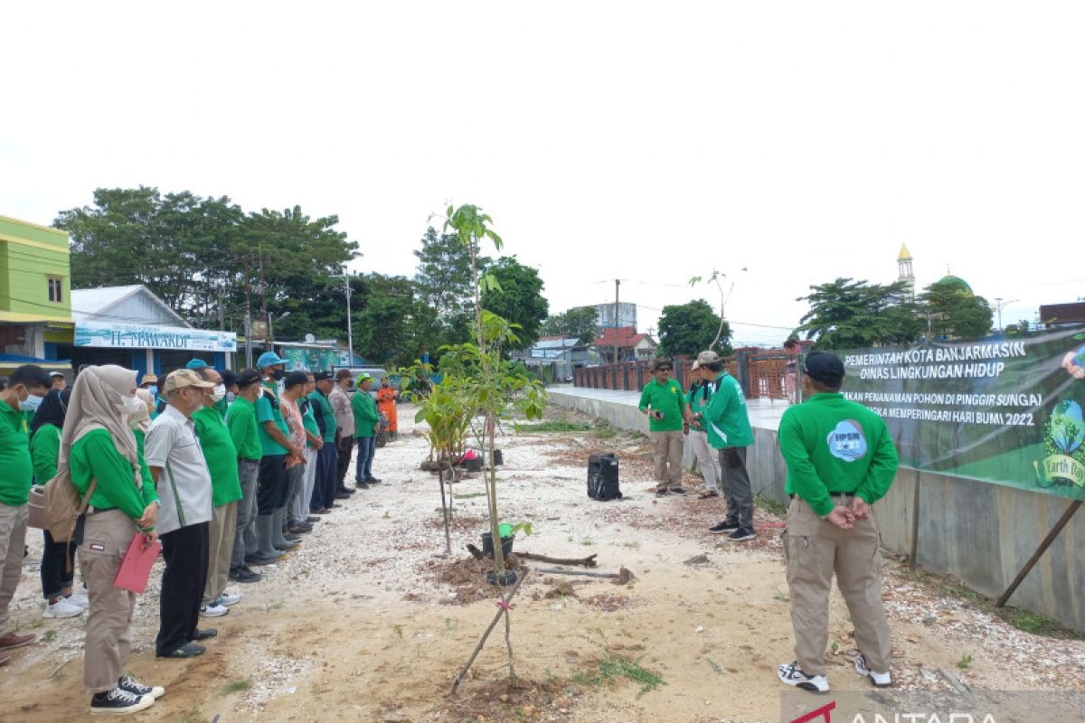 450 pohon penghijauan di tanam di Hari Bumi