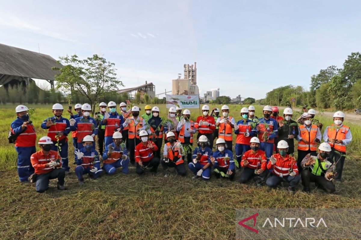 Indocement tanam pohon peringati Hari Bumi