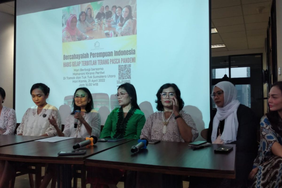 "Perempuan di Rumah Bercahaya Emas", kisah inspiratif Esra Manurung