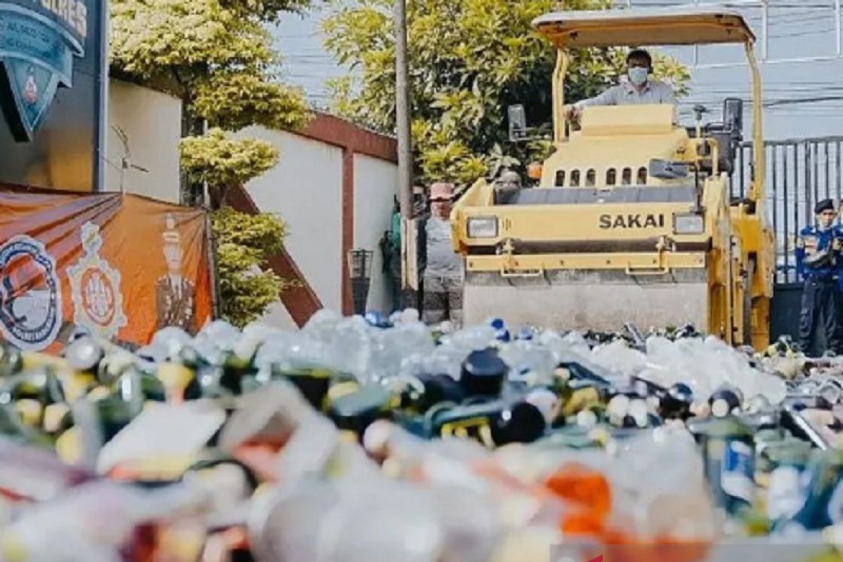 Polres Karawang musnahkan puluhan ribu botol minuman keras