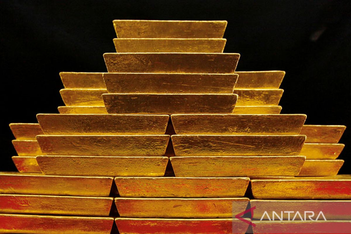 Emas jatuh tertekan penguatan dolar dan kenaikan imbal hasil obligasi