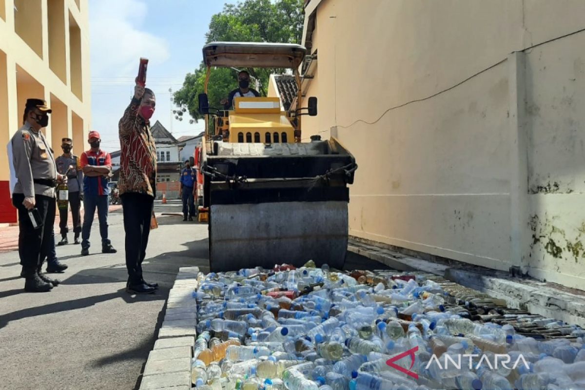 Polresta Surakarta musnahkan minuman beralkohol  hasil operasi pekat
