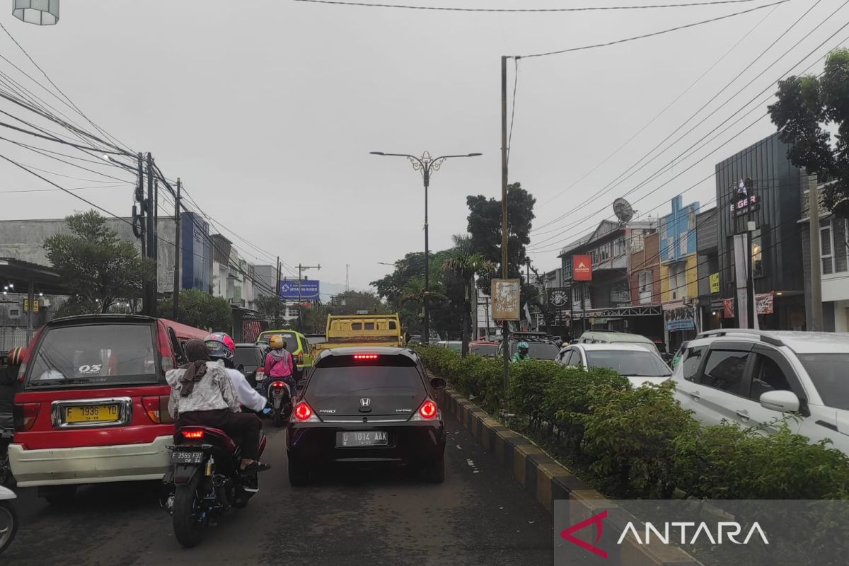 Kendaraan pemudik jarak dekat mulai melintasi Cianjur