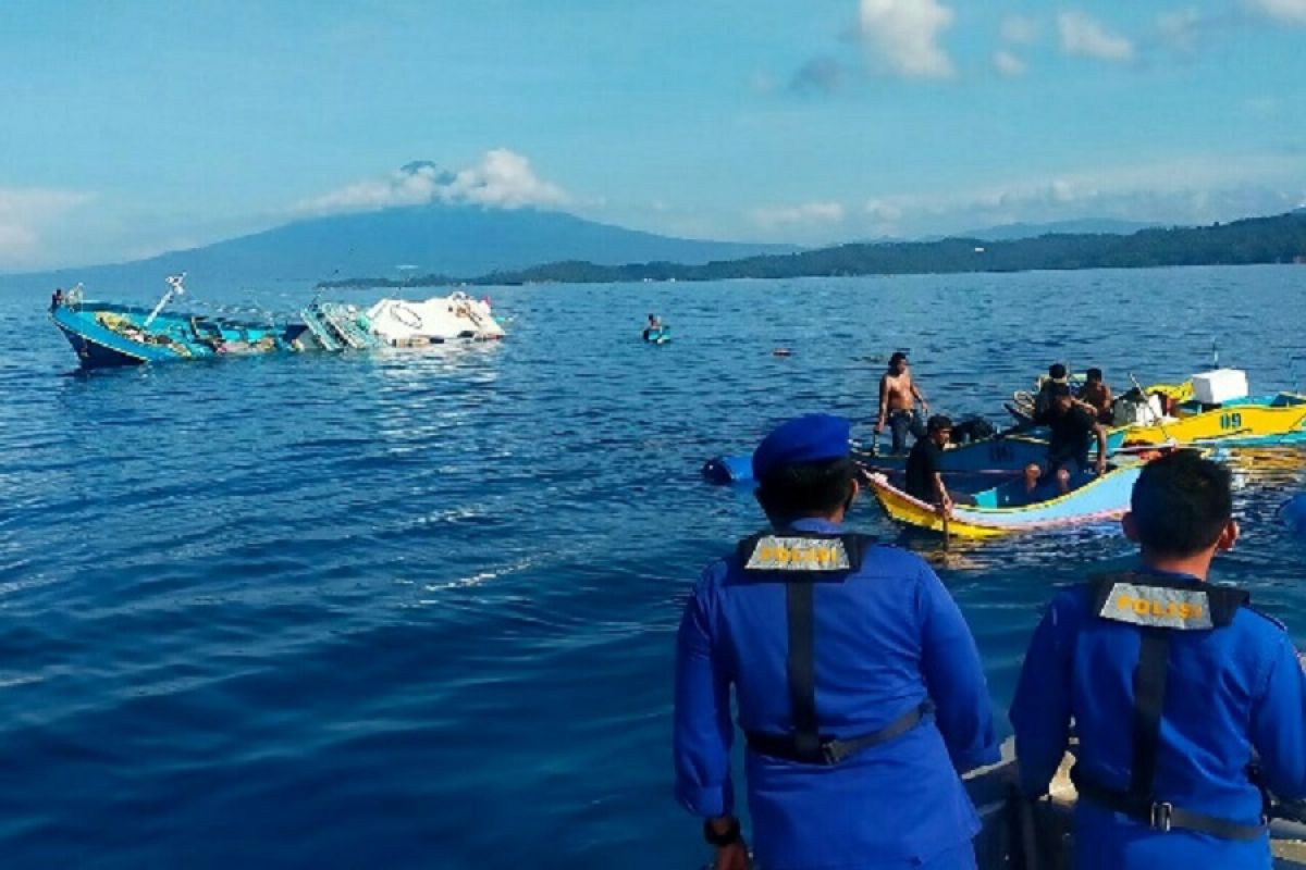 Polairud Sulut evakuasi 13 ABK KM Metanoia alami kecelakaan laut di Bitung