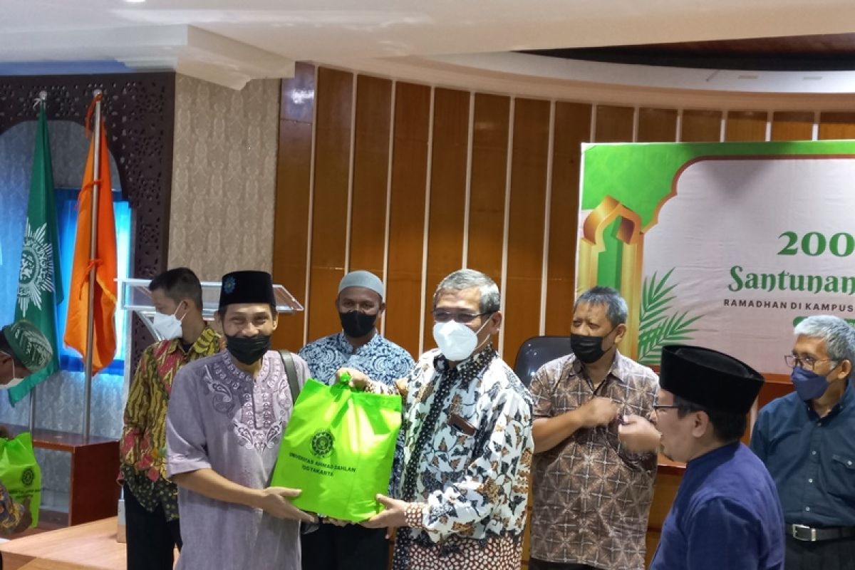 UAD Yogyakarta salurkan paket santunan untuk dhuafa dan beras