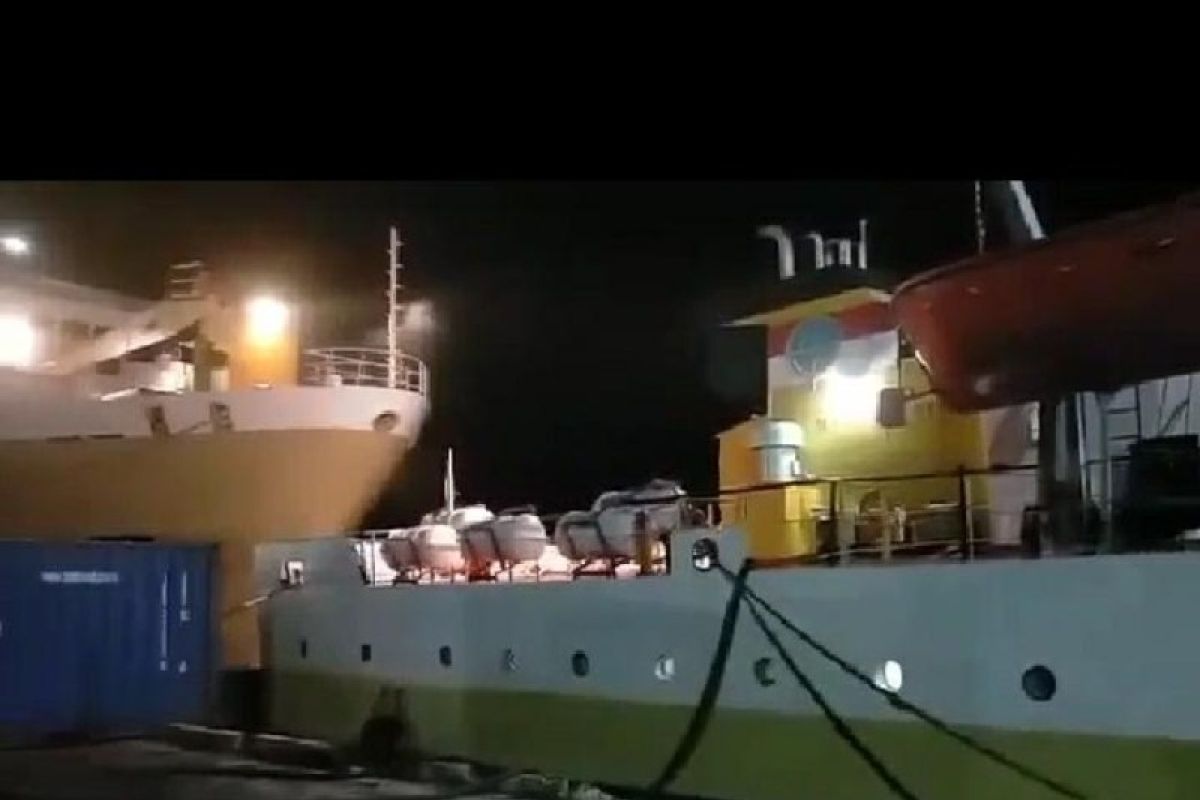 KM Sinabung tabrak KM Nusantara saat bersandar di pelabuhan