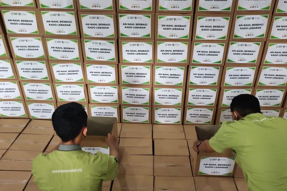 LAZ Taman Zakat bagikan bingkisan Lebaran bagi warga kehilangan pekerjaan