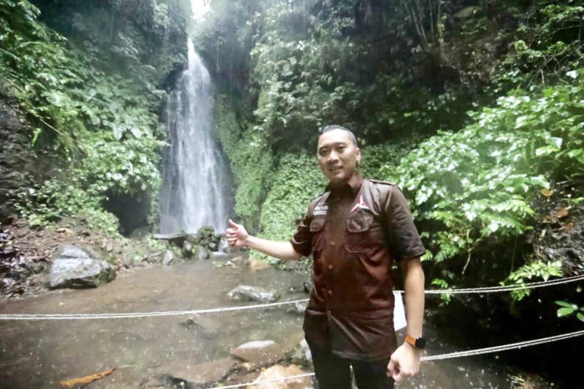 Ibas nikmati pesona Air Terjun  Srambang Ngawi