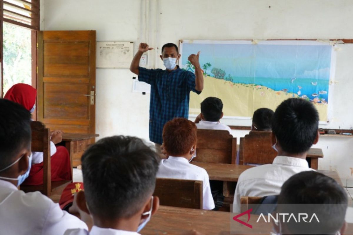 YKAN mengajari siswa SDN Kulati Wakatobi cara melestarikan lingkungan